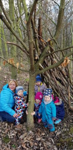 Wir haben uns im Wald eine Bude gebaut